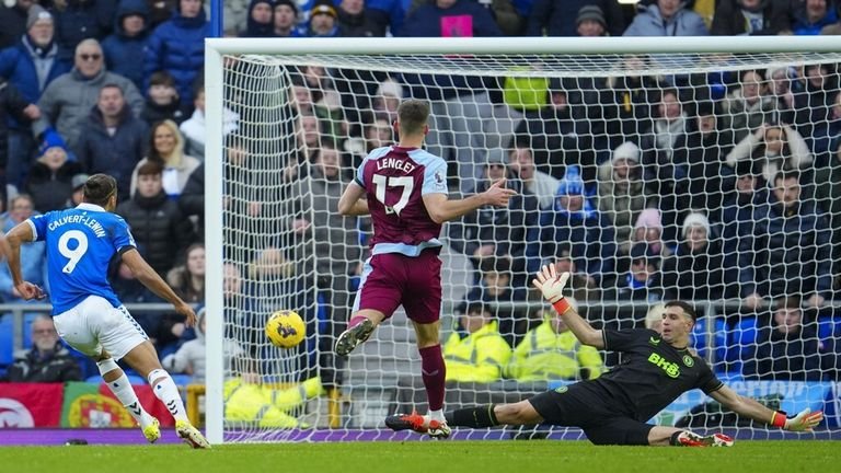 Emi Martinez makes double stop to keep Everton at bay | Video | Watch TV Show | Sky Sports