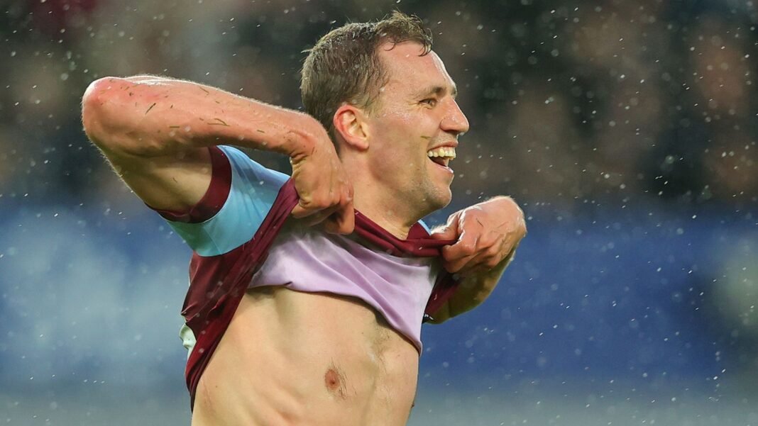 Late West Ham goals turn it around to stun Everton