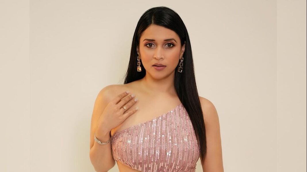 Sexy and sassy-Mannara Chopra