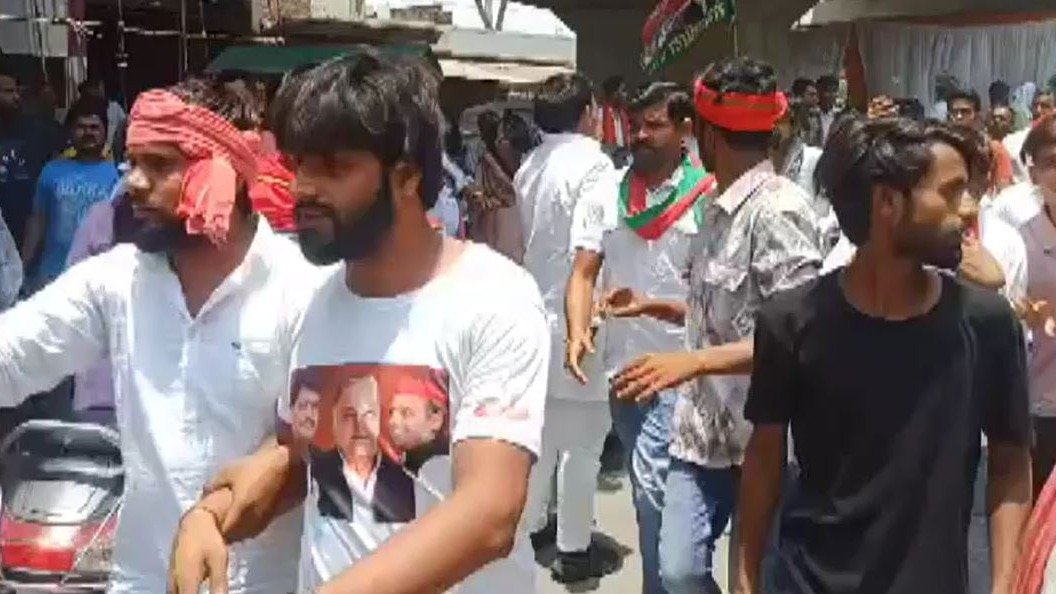 Clash between BJP, Samajwadi Party workers outside counting booth in Lucknow