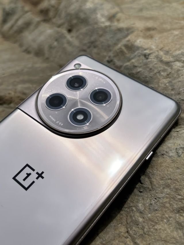 OnePlus 12 available with Rs 9,000 discount on Vijay Sales