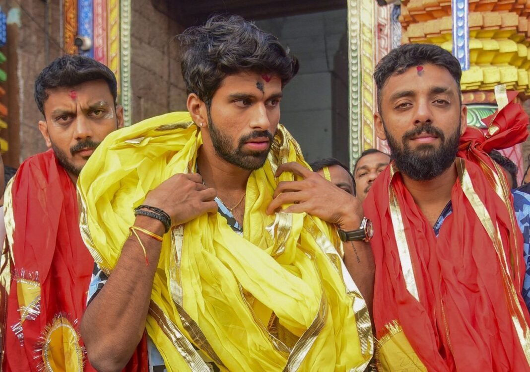 Axar, Varun, Washington visit Puri temple