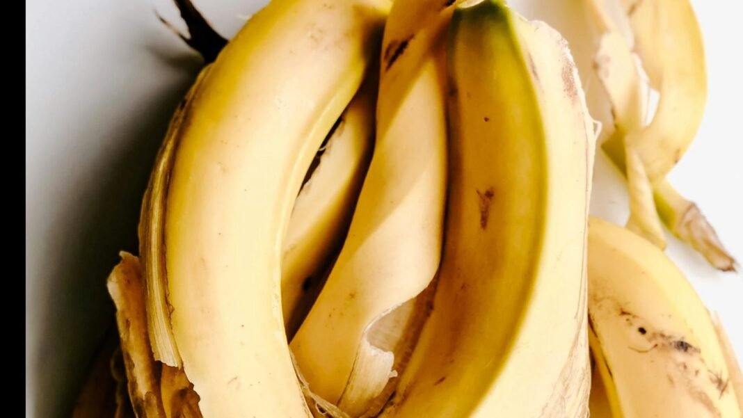 What happens when you use banana peel for skin?