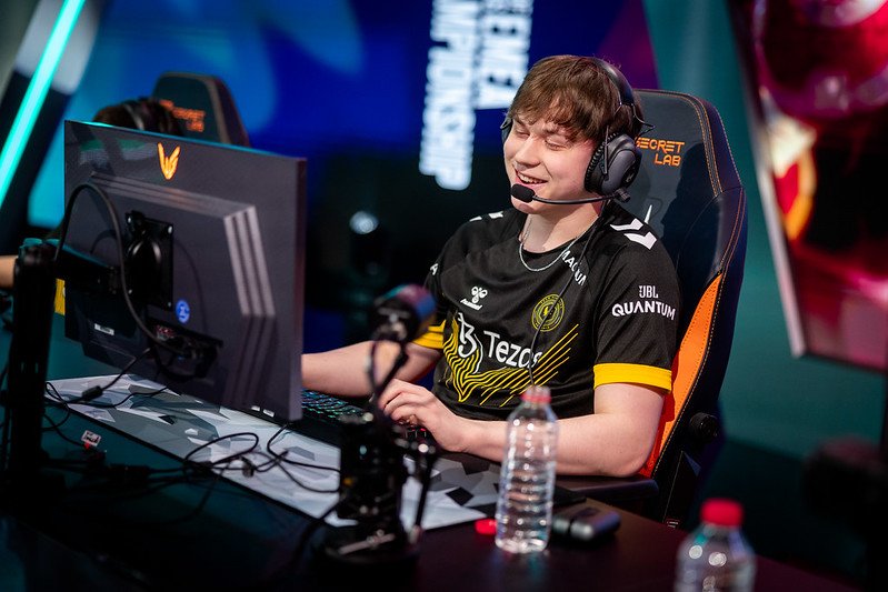 Daglas returns to the LEC to replace a self-benched Sheo on Team Heretics