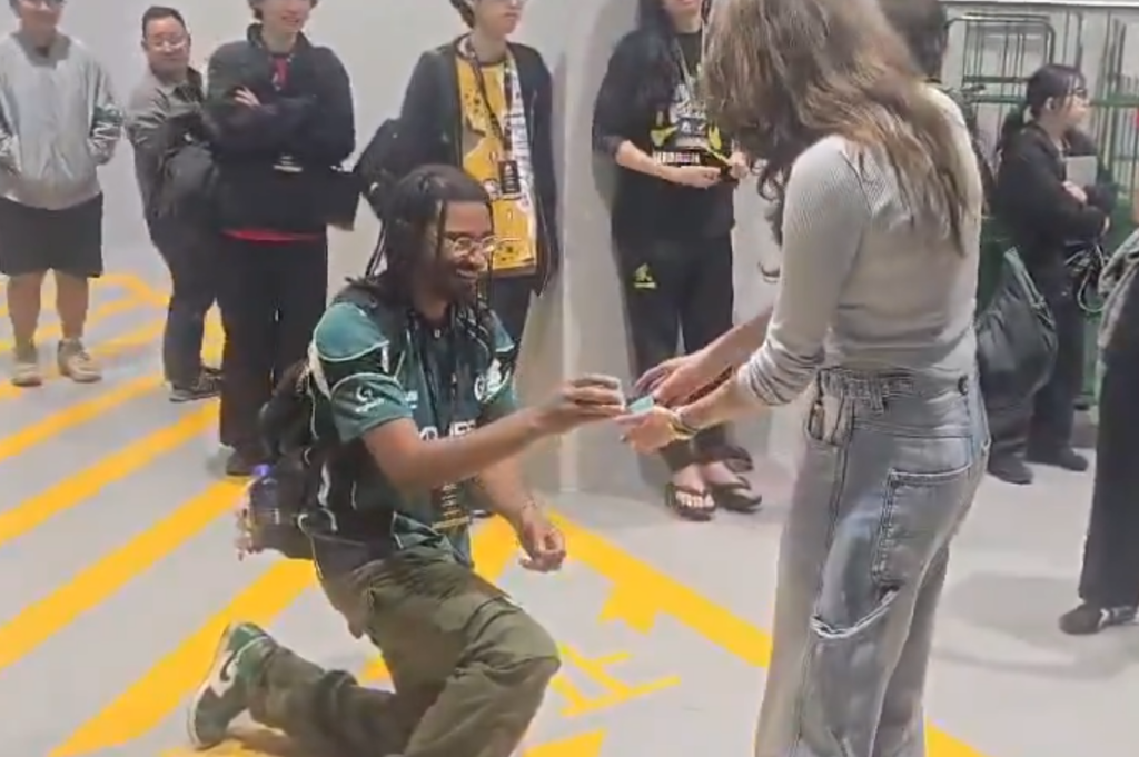 Punk proposes to girlfriend backstage at Evo Japan